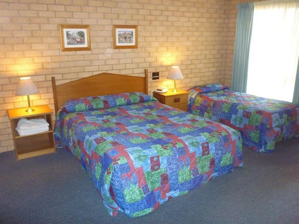 Golden Chain Aalana Motor Inn Каура Екстериор снимка