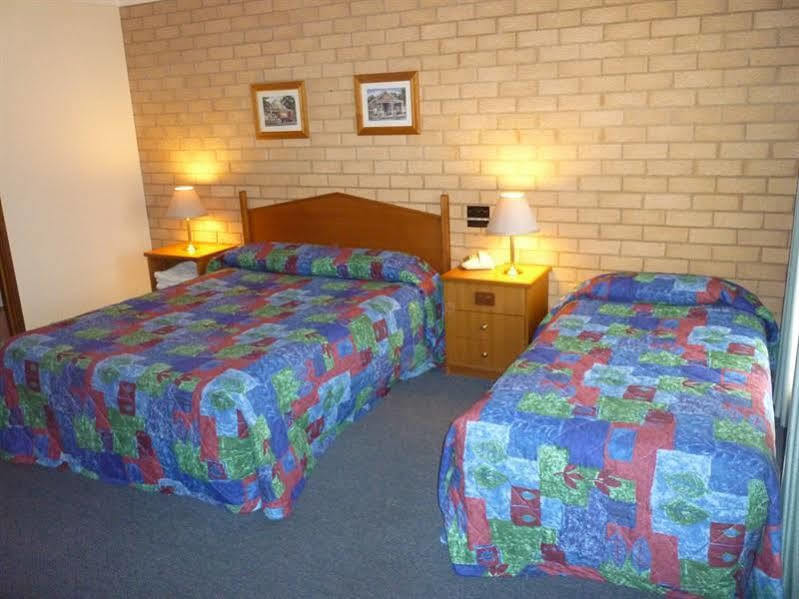 Golden Chain Aalana Motor Inn Каура Екстериор снимка